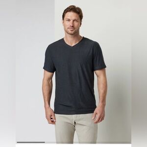 Vuori Men's Strato Tech V-Neck Tee in Charcoal Heather Size XL